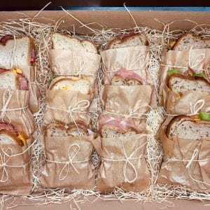 Box bezlepkového pečiva (salám, mozzarella/rajče, šunka/sýr, sušená šunka) 12 ks