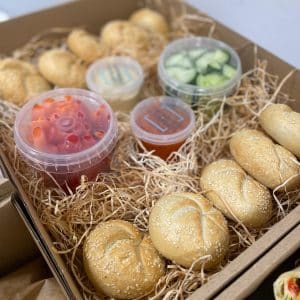Box pro vegany (pečivo, zelenina, ajvar, humus) 12 ks