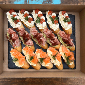 Bruschetta (mozzarella/rajče, parmská šunka, uzený losos) (15 ks)