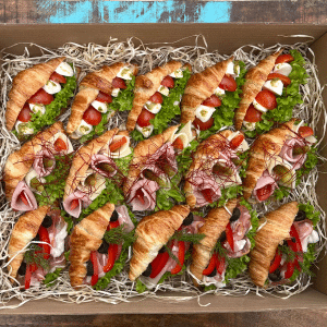 Mini slané croissanty (parmská šunka, šunka/sýr, mozzarella/cherry rajčata) 15 ks